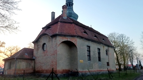 Niektóre z rozin we wsi Ostrowite mieszkają w starym ewangelickim kościele. Fot. Żaneta Walentyn