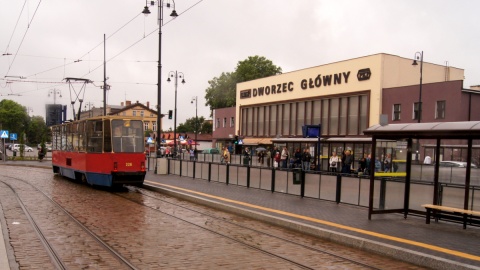 Co w gminie piszczy? Przystanek tramwajowy przy głównym dworcu kolejowym w Bydgoszczy. Fot. Henryk Żyłkowski