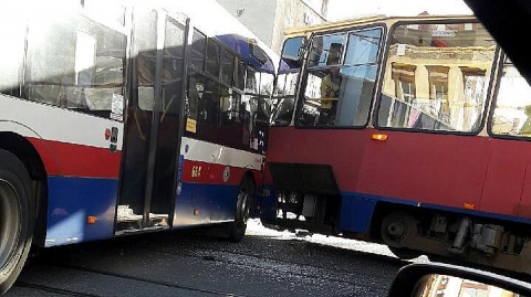 Wypadek w centrum Bydgoszczy - tramwaj zderzył się z autobusem MZK