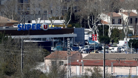Francja Uzbrojony napastnik wziął zakładników w supermarkecie
