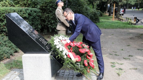 Premier złożył wieniec przed pomnikiem Polaków, którzy zginęli w atakach z 11 września