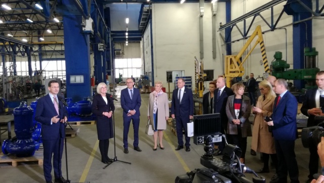 Premier Morawiecki w regionie: zwiedza fabrykę, wspiera kandydatów PiS