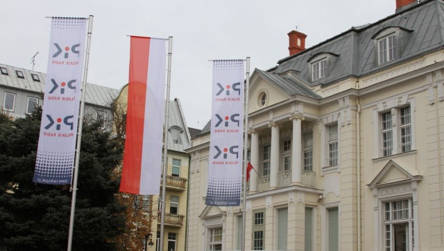 Trzy maszty z flagami przed siedzibą Polskiego Radia PiK