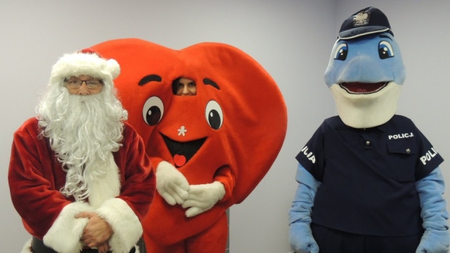 Święty Mikołaj z Polfinem i Sercem Caritasu wpadli do szpitala z workiem prezentów