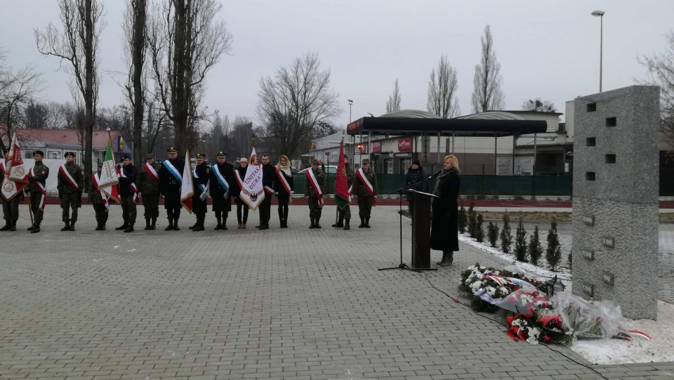 Po nabożeństwie złożono kwiaty pod pomnikiem Sybiraka na terenie Zespołu Szkół Nr 1 przy ulicy Wojska Polskiego. Fot. Michał Zaręba
