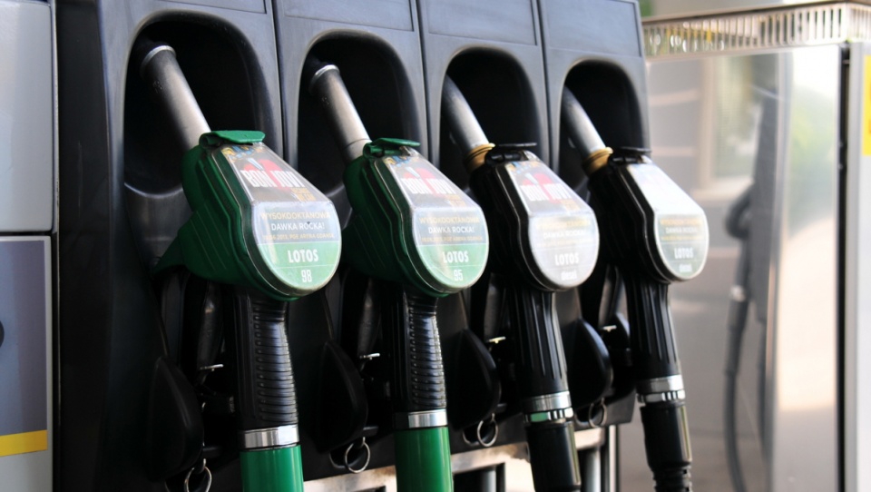 Mimo wyhamowania obniżek na stacjach benzynowych, dalszy spadek cen paliw jest jeszcze możliwy - oceniają analitycy. Fot. Archiwum