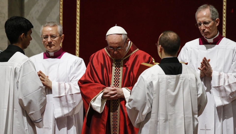 Papież Franciszek w trakcie nabożeństwa Męki Pańskiej w bazylice Świętego Piotra. Fot. PAP/EPA/FABIO FRUSTACI
