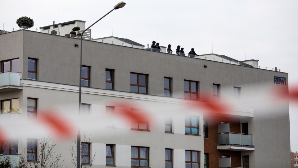 Akcja policji w jednym z bloków przy ul. Inflanckiej w Poznaniu. Fot. PAP/Marek Zakrzewski