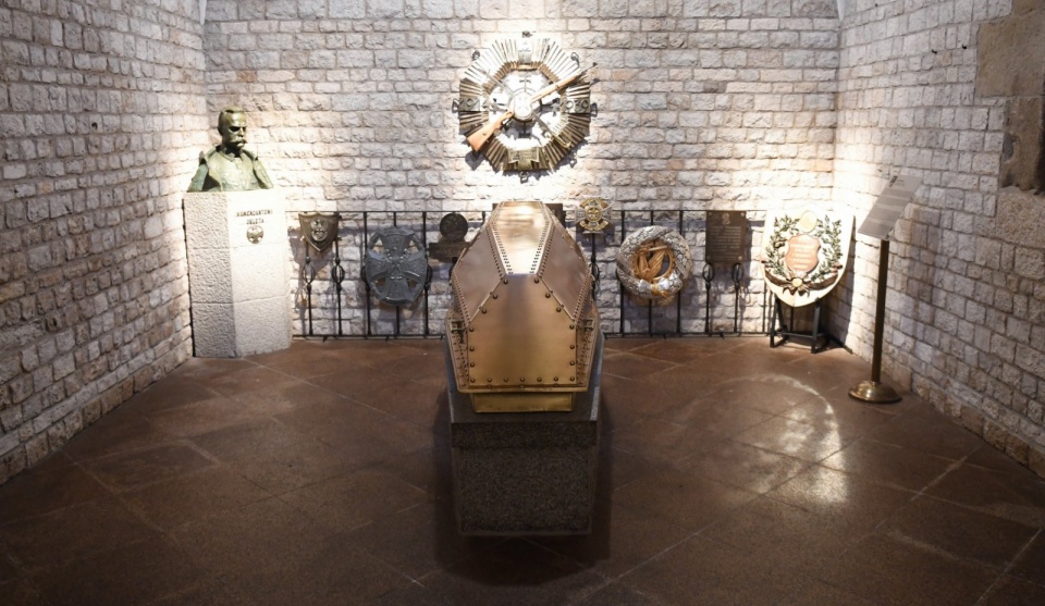 Metalowy sarkofag, w którym znajduje się trumna z ciałem marszałka Józefa Piłsudskiego powrócił po renowacji, do również wyremontowanej krypty pod Wieżą Srebrnych Dzwonów na Wawelu. Fot. PAP/Jacek Bednarczyk