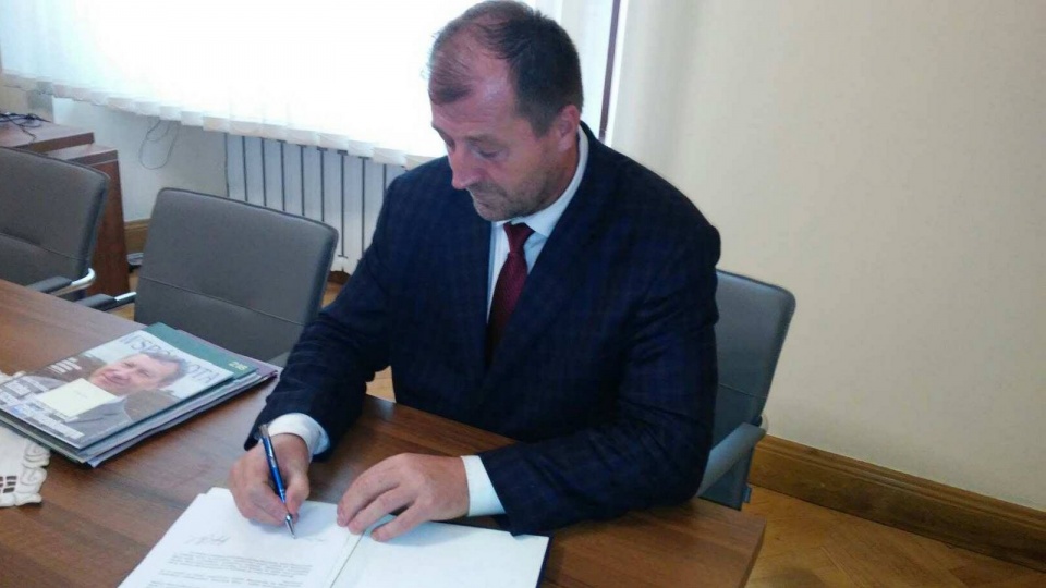 Stosowne dokumenty radny podpisał dzisiaj w obecności sekretarza miasta Edwarda Dobrowolskiego. Fot. Damian Klich