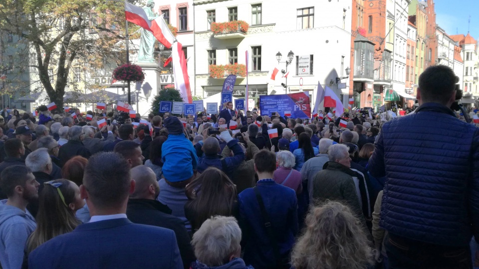 Na Rynku Staromiejskim premier Mateusz Morawiecki powiedział, że Toruniowi potrzebna jest rewitalizacja. Fot. Michał Zaręba