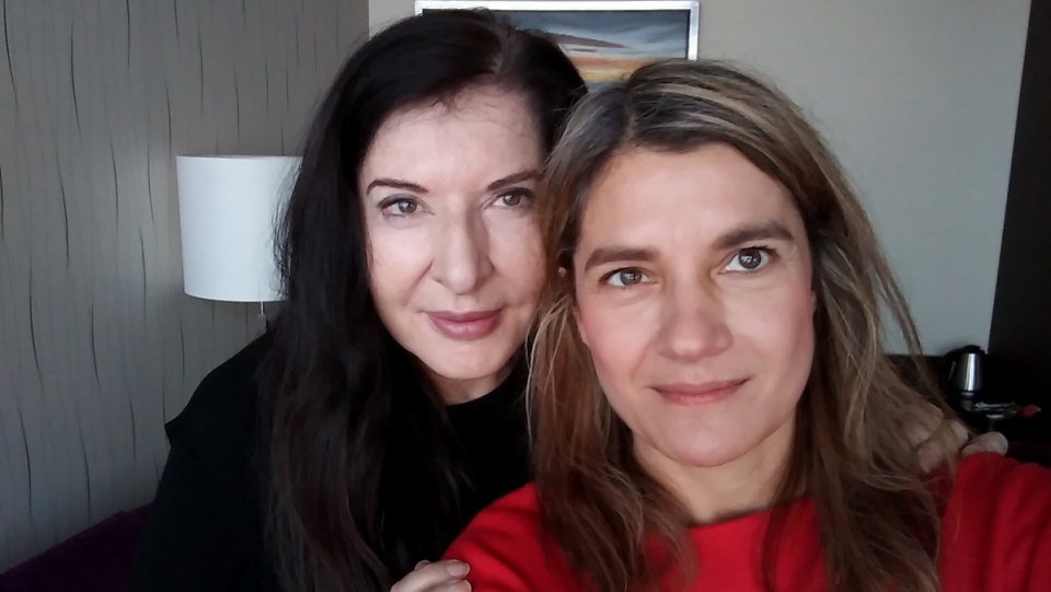 Marina Abramović i Iwona Muszytowska Rzeszotek w trakcie wizyty serbskiej performerki w Toruniu. Fot. Iwona Muszytowska-Rzeszotek