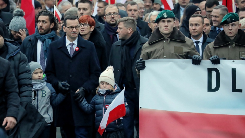 Premier Mateusz Morawiecki (C) podczas Biało-Czerwonego Marszu „Dla Ciebie Polsko" na ulicach Warszawy. Fot. PAP/Tomasz Gzell