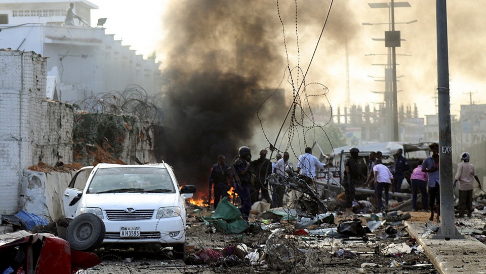 Samochody wypełnione ładunkami wybuchowymi eksplodowały w porze największego ruchu na jednej z najbardziej ruchliwych ulic Mogadiszu. Fot. PAP/EPA/SAID YUSUF WARSAME