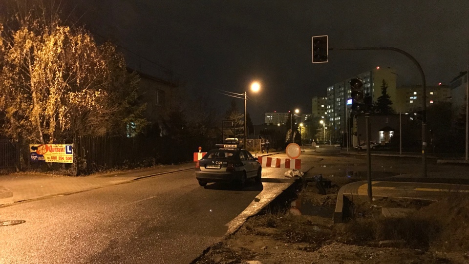 W niedzielę wieczorem ulica już była nieprzejezdna, a przy barierkach stał radiowóz. Fot. Tomasz Kaźmierski