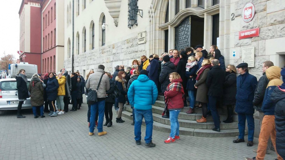 Do ogólnopolskiego protestu dołączyła część pracowników administracyjnych Sądu Okręgowego w Bydgoszczy. Fot. Damian Klich