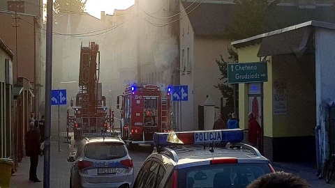 Policjanci uratowali mieszkańców płonącej kamienicy w Wąbrzeźnie