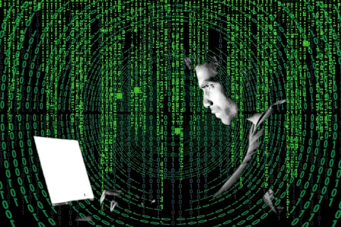 Pięć osób podejrzanych o cyberprzestępczość i wyłudzenie prawie miliona zł