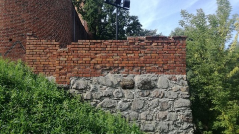 Te mury same nie runą Ktoś im pomaga i kradnie cegły świeckiego zabytku