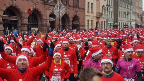 Dwa tysiące Mikołajów Nie tylko biegają, ale przede wszystkim pomagają