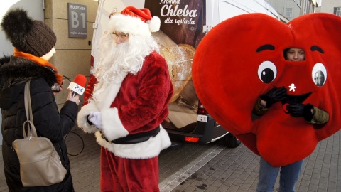 Orszak świętego Mikołaja z prezentami dla chorych dzieci od Caritas i policji
