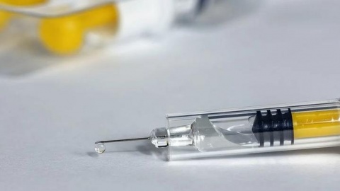 Badanie: 37 proc. Polaków deklaruje, że skorzystałoby ze szczepionki na COVID-19