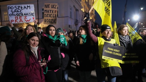 Przed Pałacem Prezydenckim w Warszawie protestuje Ogólnopolski Strajk Kobiet