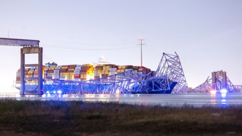 USA: Statek uderzył w jedno z przęseł mostu w Baltimore. Przeprawa runęła, zginęli ludzie