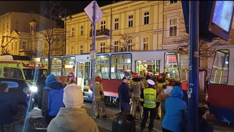 Bydgoscy strażacy reanimowali pasażera w tramwaju. Blokada części ulicy Gdańskiej