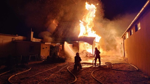 Potężny pożar w Wypaleniskach. Z ogniem walczy 17 zastępów straży pożarnej